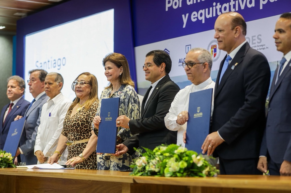 Raquel Peña encabeza firma del “Pacto por una Mejor Ciudad” para impulsar visión de Santiago