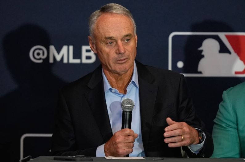 MLB propone un tope salarial y límites a contratos de agentes libres en negociación laboral