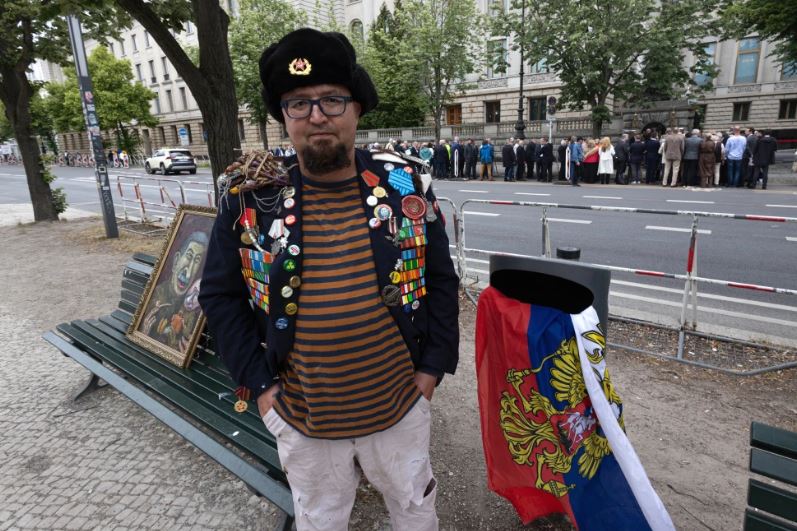 Artista ruso crítico de Putin es asesinado a tiros en Polonia