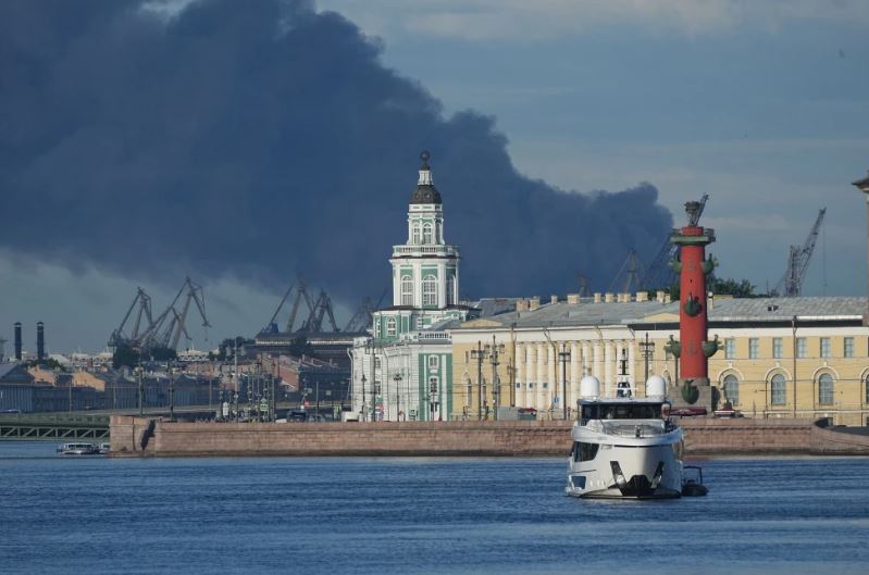 Ucrania vuelve a atacar San Petersburgo tras rechazo de Putin a diálogo directo con Zelenskyy