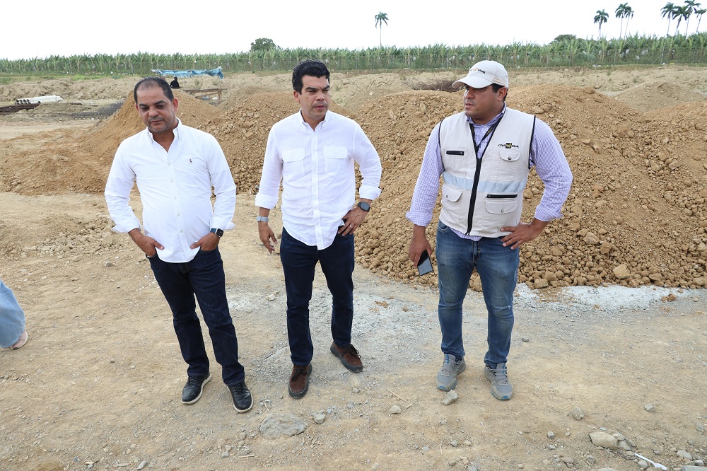 Wellington Arnaud supervisa alcantarillado sanitario de Mao
