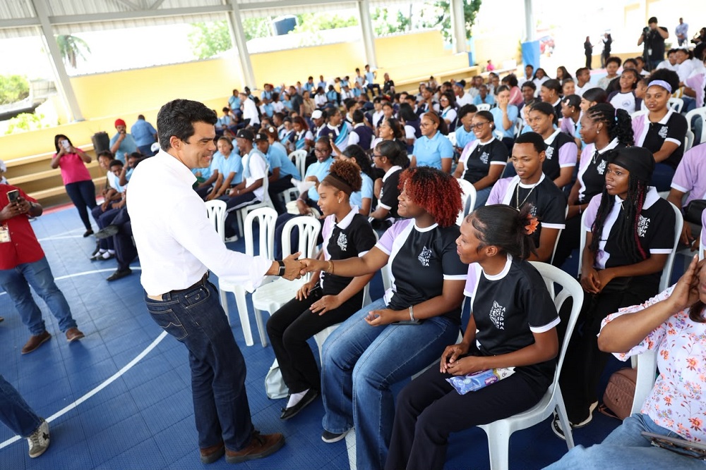 Wellington Arnaud socializa con estudiantes y fuerzas vivas de Boca Chica