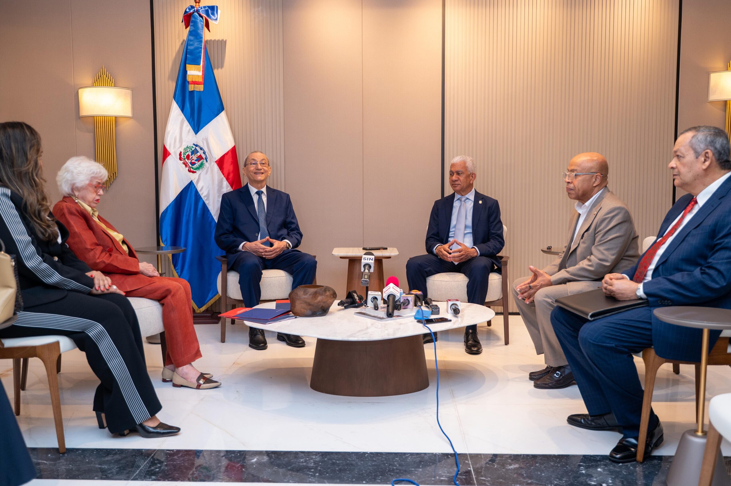 Comisión escucha a Hacienda y AIRD por proyecto anticrisis