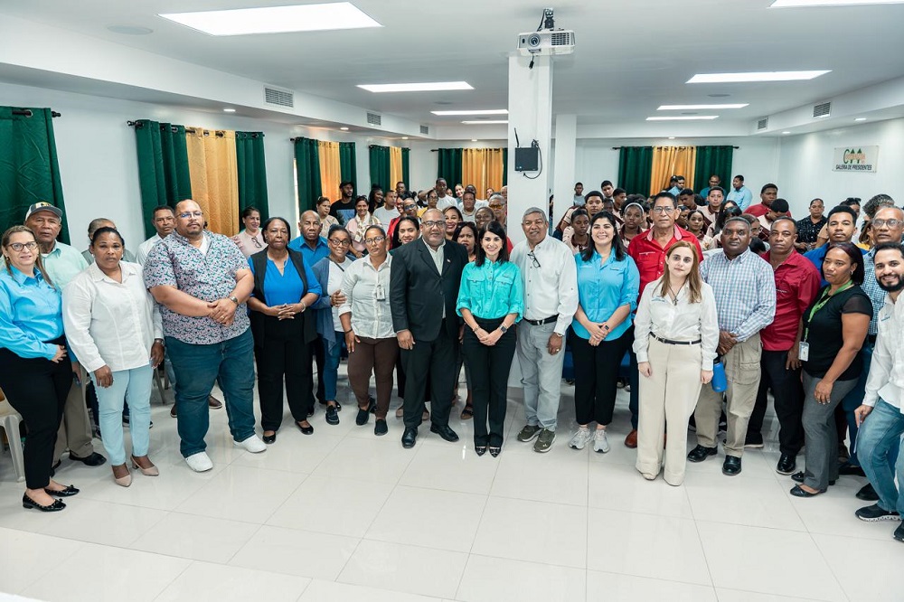 Fundación Reservas del País ofrece conferencia a microempresarios de Pedernales