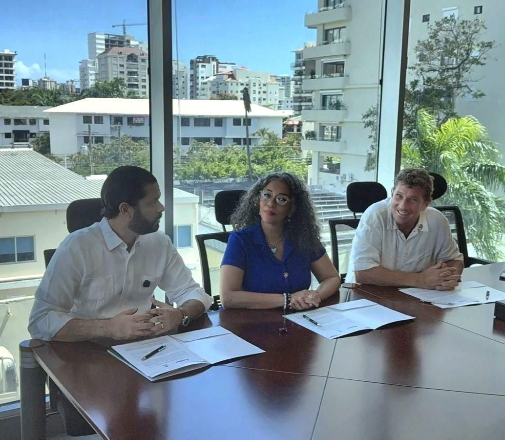 ADOTURD fortalece turismo deportivo y la sostenibilidad junto a Master of the Ocean y Happy Dolphins DR