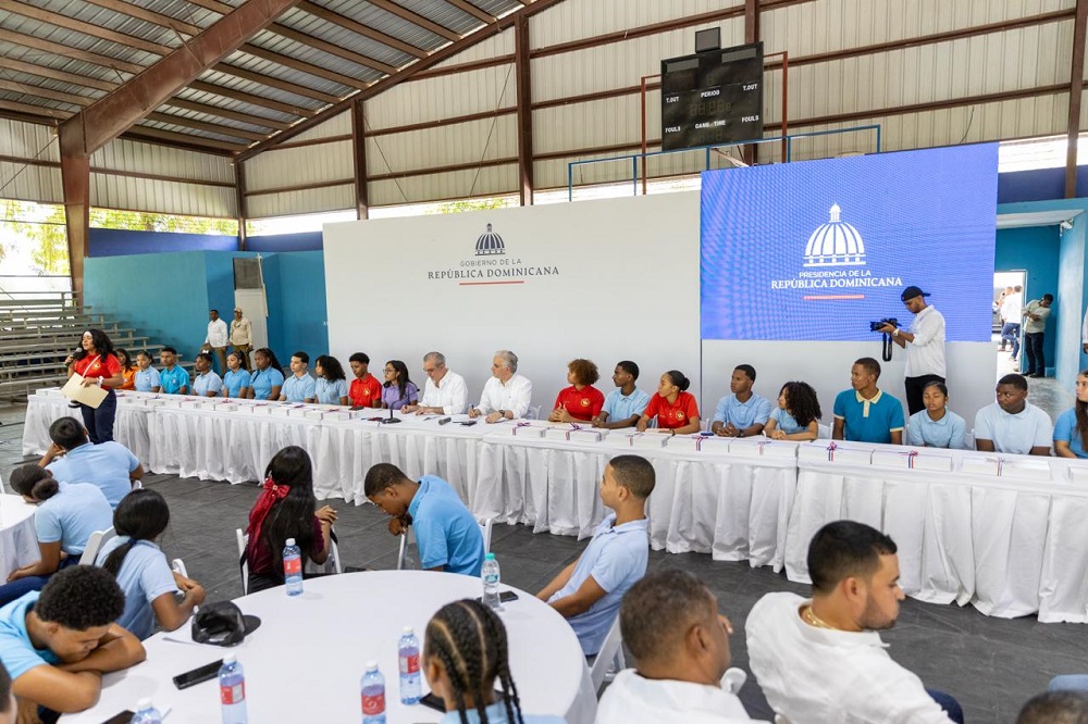Presidente Abinader sostiene encuentro con estudiantes de liceos y colegios en Independencia