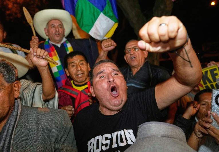 Fujimori y Sánchez empatan en conteo peruano