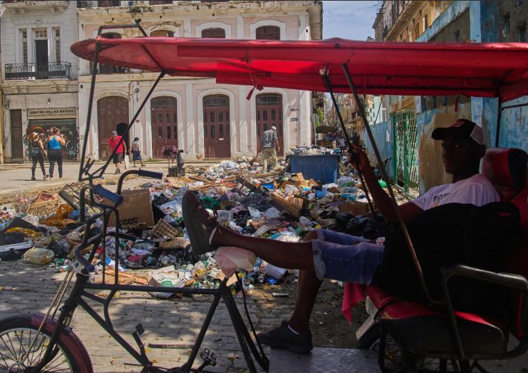 Basura en Cuba, un problema que se agrava con el cerco petrolero, el calor y la humedad