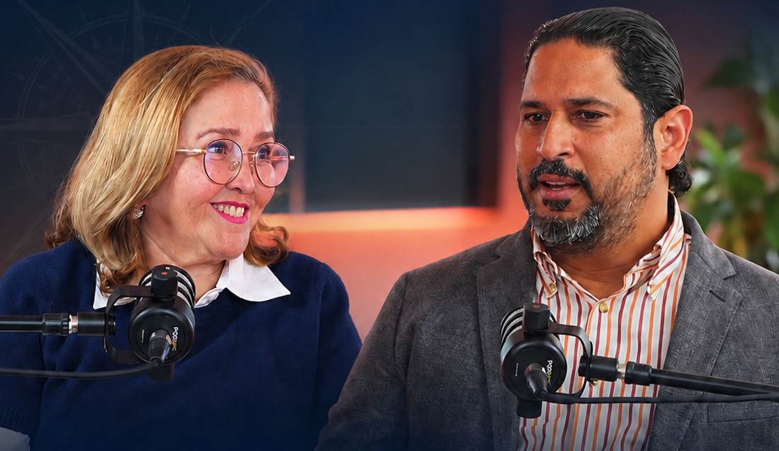 Gómez Peña y Elsa Domínguez analizan diplomacia y literatura