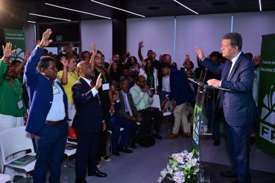 Leonel Fernández juramenta cientos dirigentes FP en Madrid