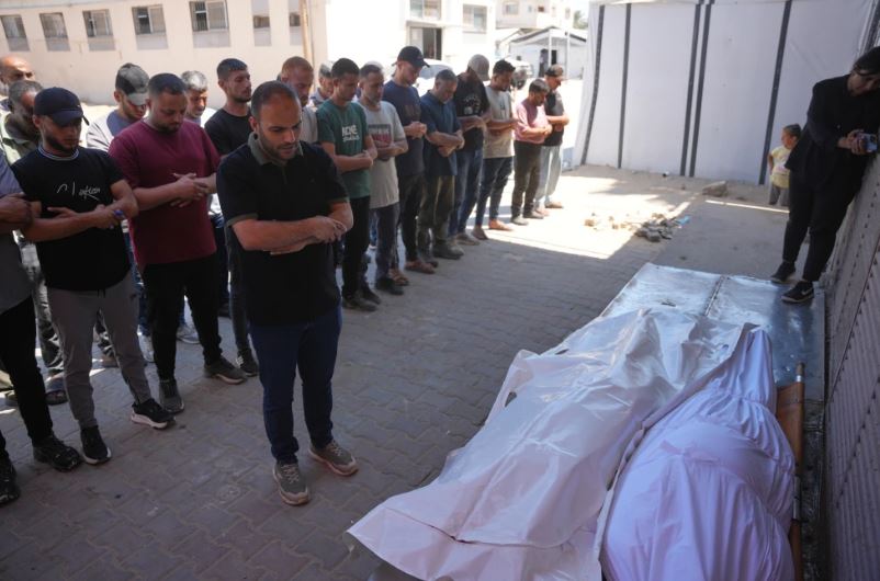 Mueren hermanos palestinos en ataque israelí con drones en campamento de tiendas en Gaza