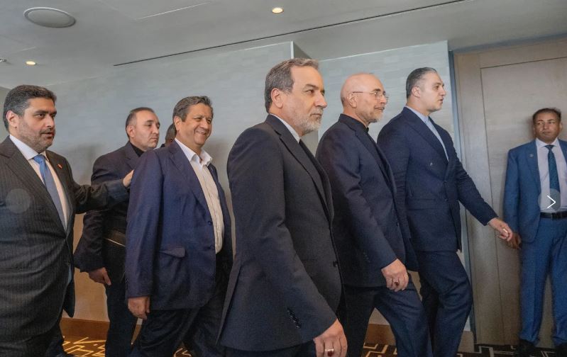 Negociaciones con funcionarios iraníes sientan base para acuerdo que ponga fin a guerra, dice Vance