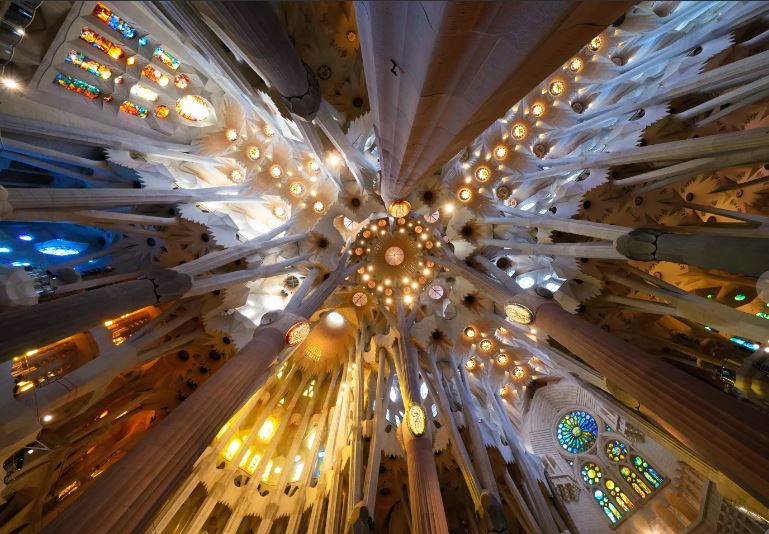 El papa elogia la Sagrada Familia de Barcelona como obra maestra de piedra, color y luz