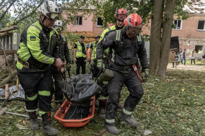 Rusia ataca un edificio de apartamentos en Járkiv, Ucrania, y mata a 1 persona
