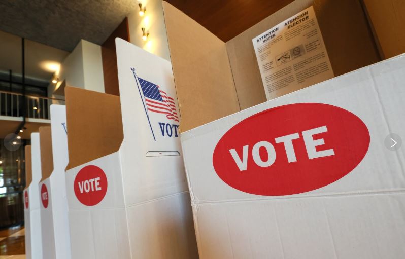 Jueza de EEUU bloquea uso de base de datos federal para verificar ciudadanía de votantes
