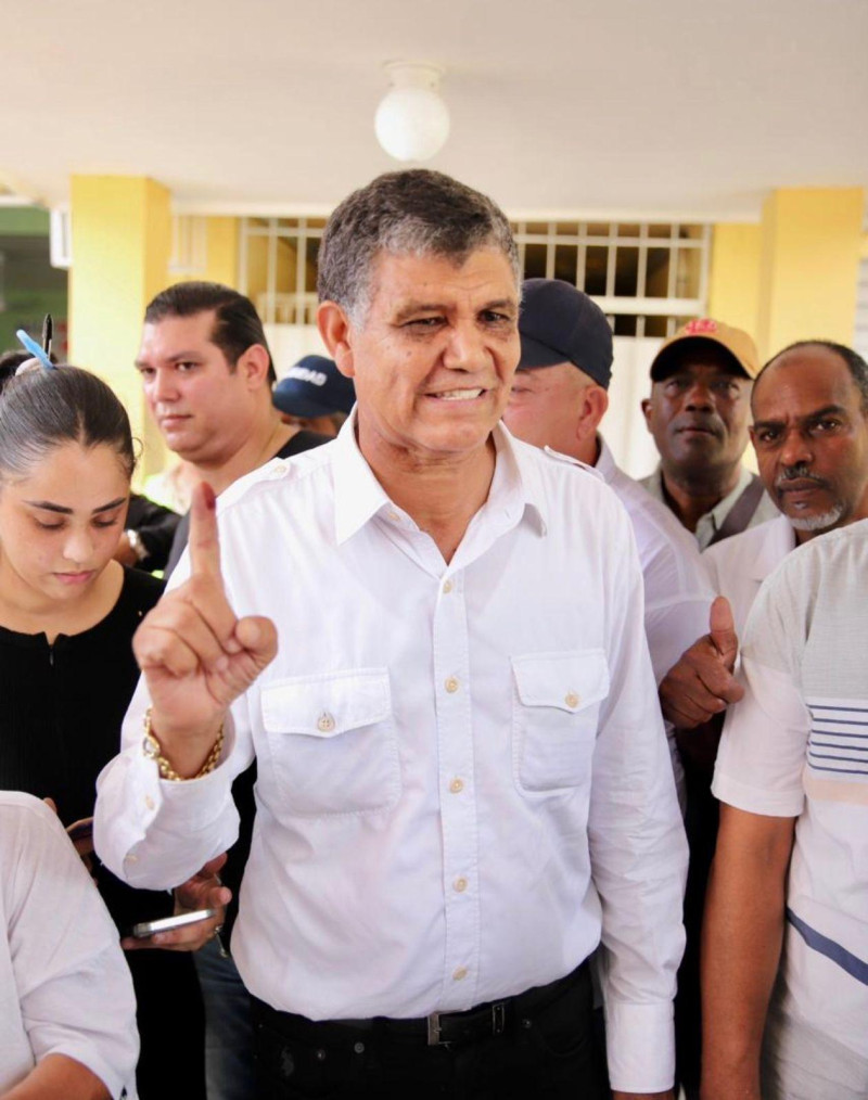 Regidores de Santo Domingo Oeste aprueban permiso de trabajo a Francisco Peña