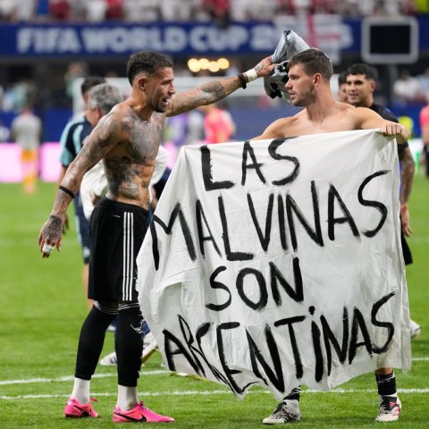 Reino Unido insta a la FIFA a investigar a Argentina por pancarta sobre Malvinas en el Mundial
