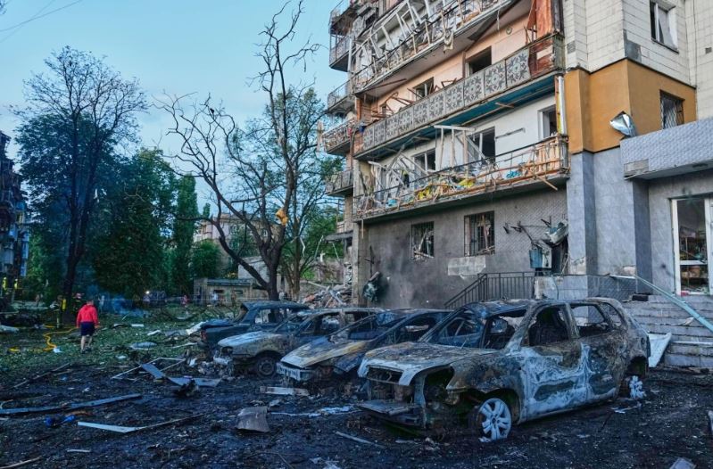 Ataques rusos matan a 6 en Kiev y otras ciudades de Ucrania, exponiendo fallas de defensa antiaérea