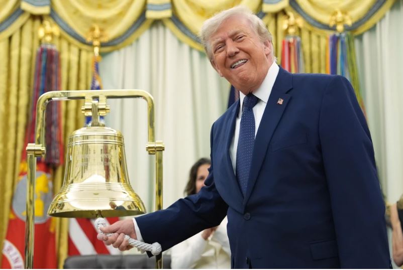 Trump toca campana de apertura de Wall Street, trata de vincular su presidencia a alzas bursátiles