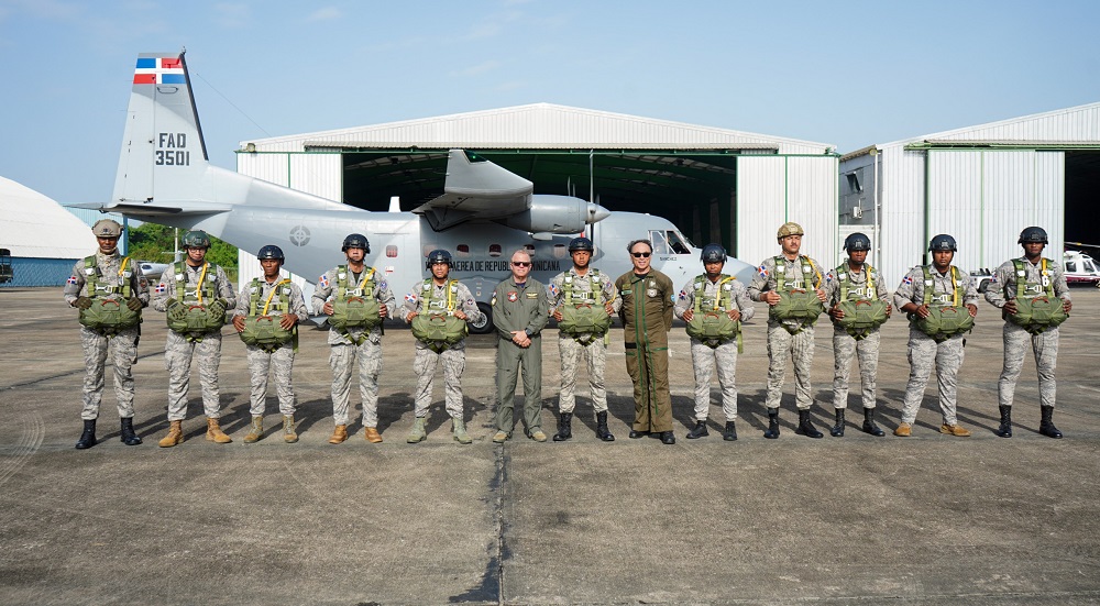Comandante de la FARD incorpora nuevos sistemas de paracaídas en el “Comando de Fuerzas Especiales”