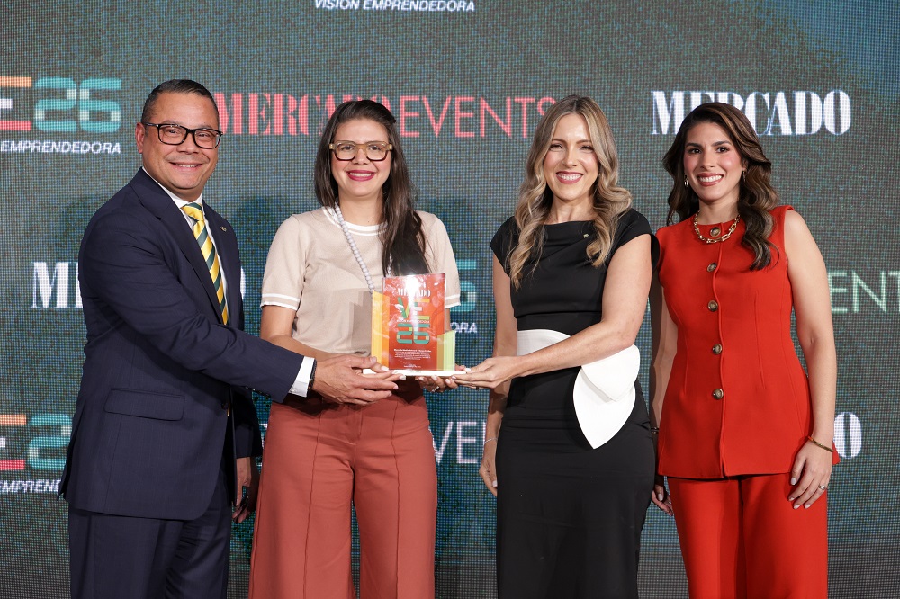 Banco Caribe y Revista Mercado reconocen a Elvira Garrido