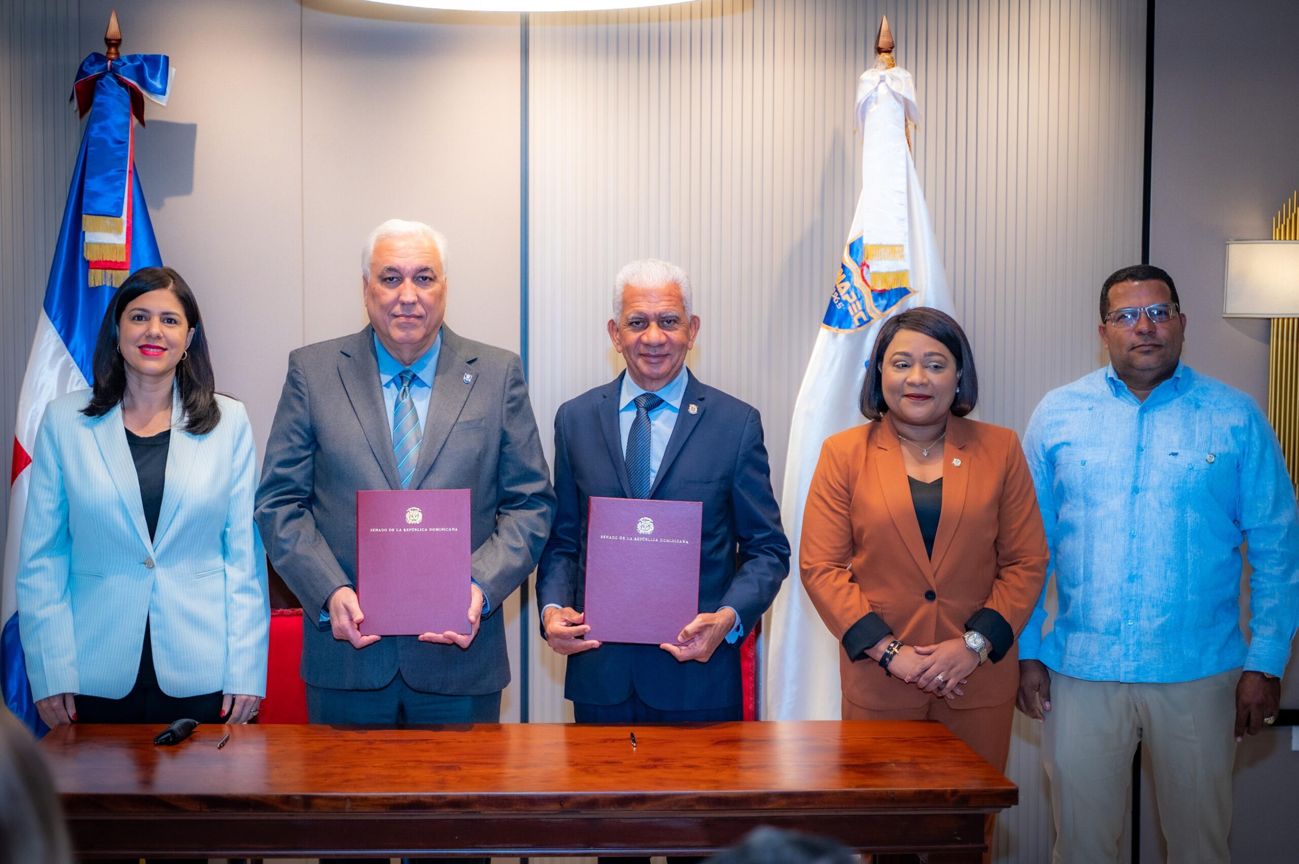 Senado firma alianza con UNAPEC