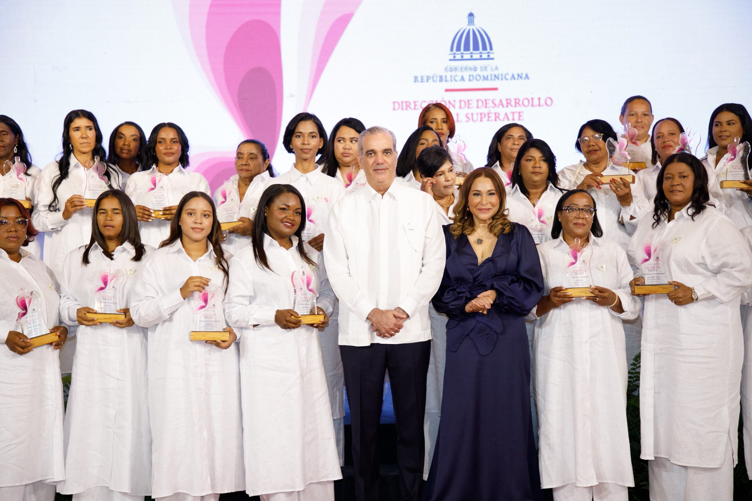 Presidente Abinader encabeza sexta edición del premio Supérate Mujer