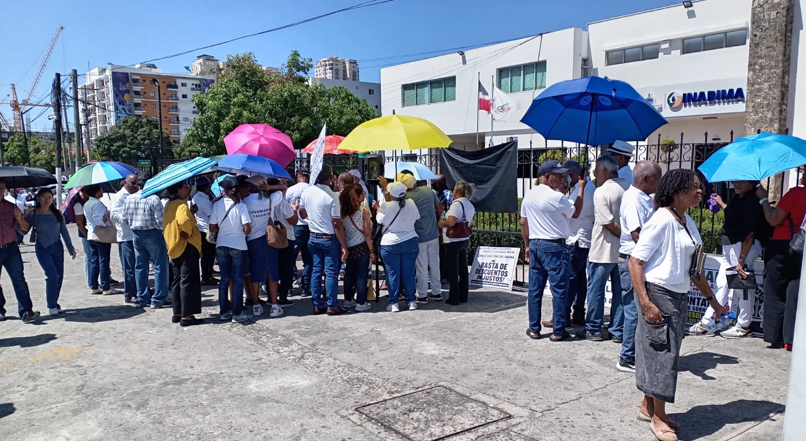 Maestros Pensionados y Jubilados Realizan Piquete Frente al Inabima