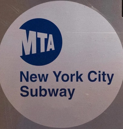 Propone aumentar tarifa del metro, autobuses, puentes y túneles en NYC para el 2027