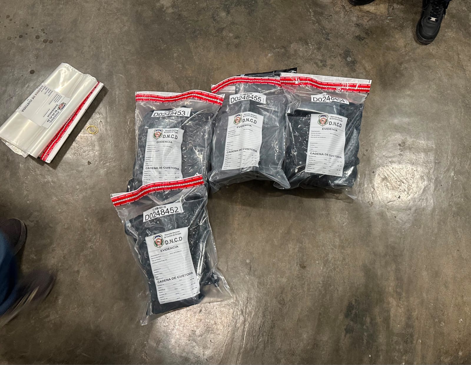 Incautan ocho paquetes y latas llenas de marihuana en el AILA