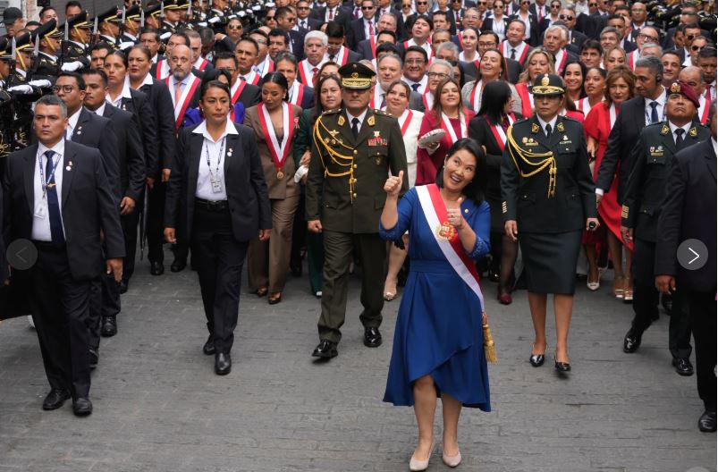 Conservadora Keiko Fujimori asume la presidencia de Perú con la promesa de enfrentar la inseguridad