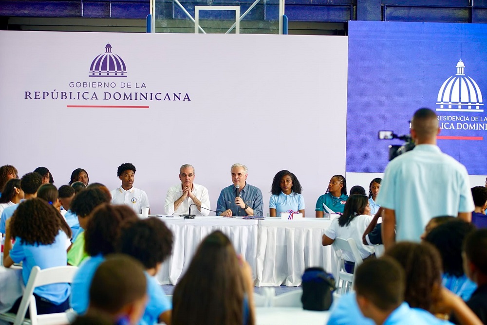 Presidente Abinader escucha inquietudes de estudiantes de Samaná