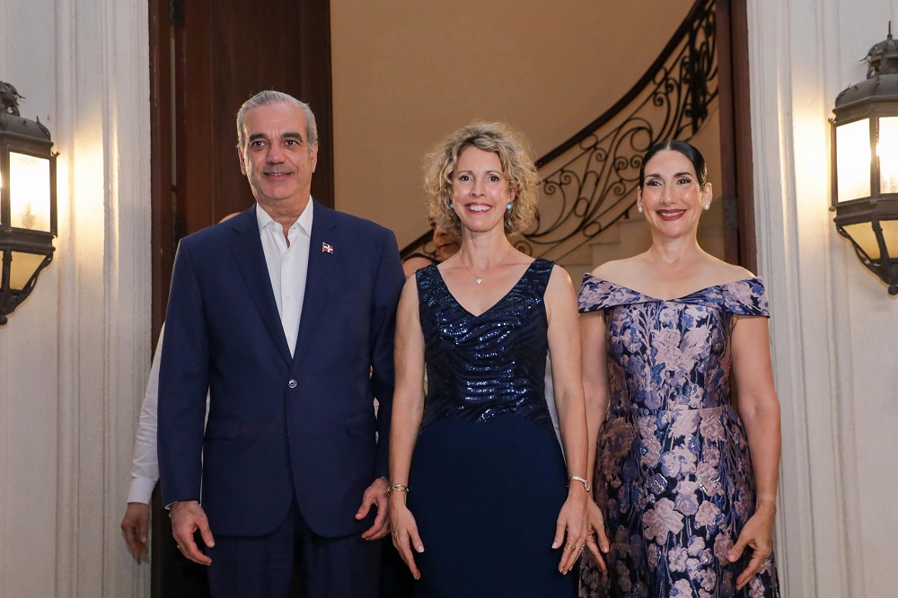 Abinader y primera dama participan en la celebración de la Fiesta Nacional de Francia