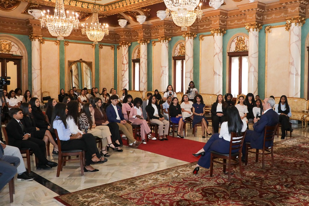 Abinader recibe a estudiantes de origen dominicano destacados en el extranjero