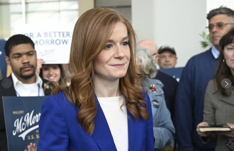 La demócrata Mallory McMorrow suspende su campaña para el Senado de Michigan