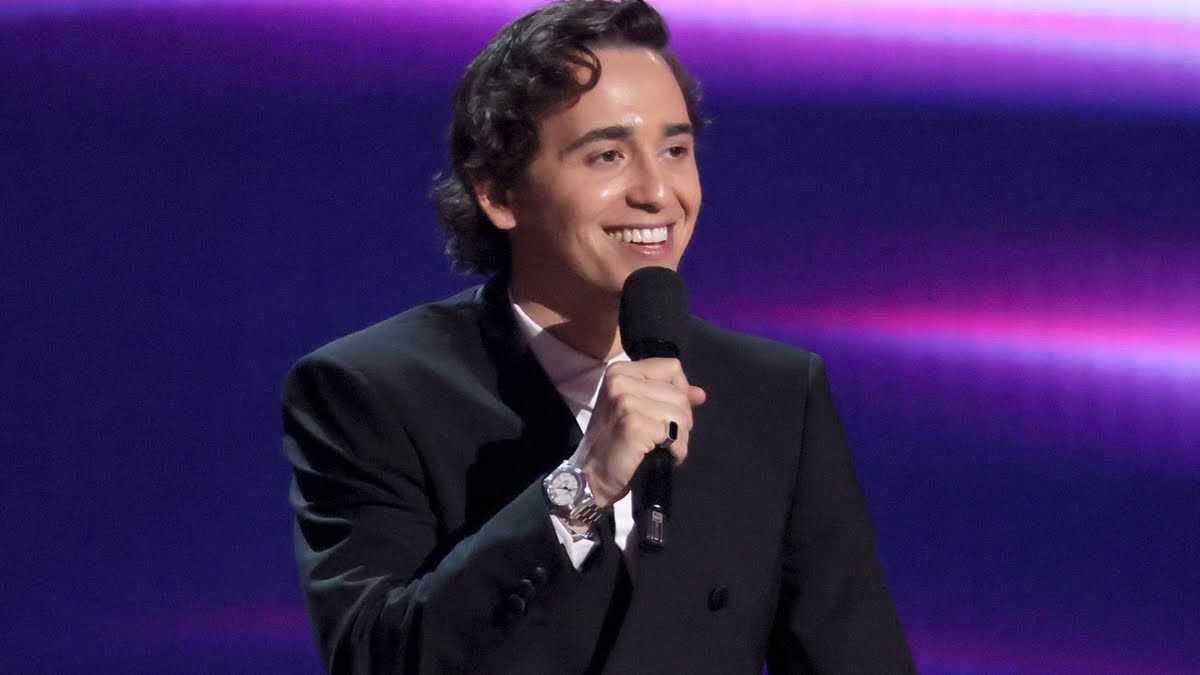 Comediante Marcello Hernández arranca monólogo de premios Espys con música de Juan Luis Guerra