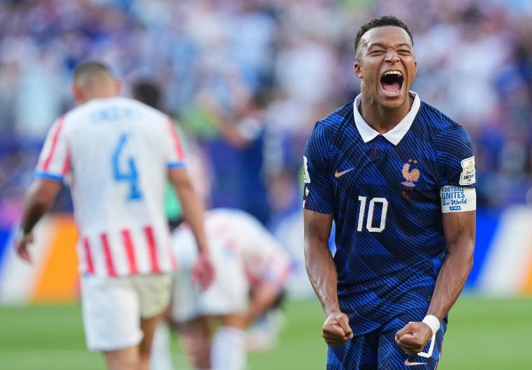 Kylian Mbappé, de Francia, anota su 19º gol en un Mundial, a solo uno de su rival por la Bota de Oro, Messi