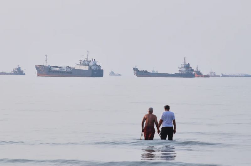 Productores de petróleo de Oriente Medio aceleran planes para evitar el estrecho de Ormuz