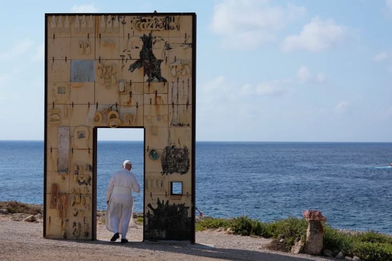 El papa León visita Lampedusa y reza por los migrantes muertos