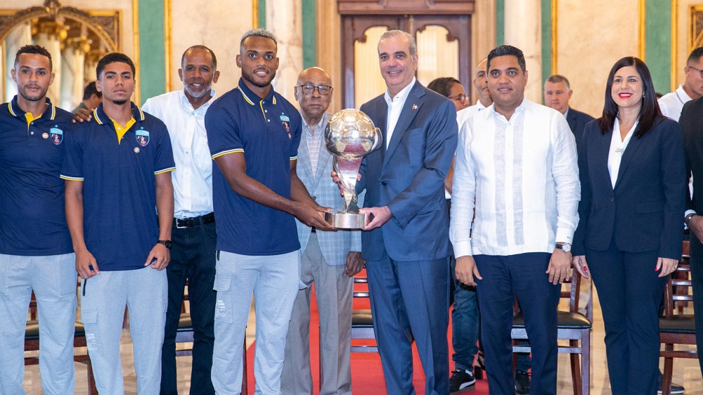 Presidente Abinader recibe en el Palacio Nacional al Salcedo Fútbol Club