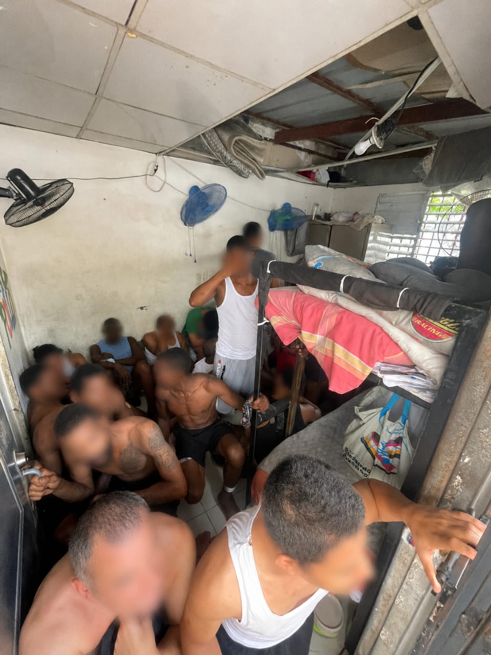 Llevan a tribunales hacinamiento extremo en destacamento de Santo Domingo Este