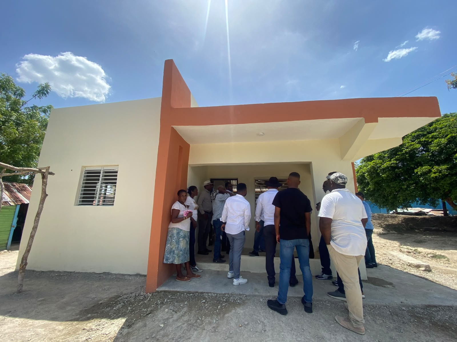 Senador entrega vivienda reconstruida a familia afectada por incendio en Elías Piña