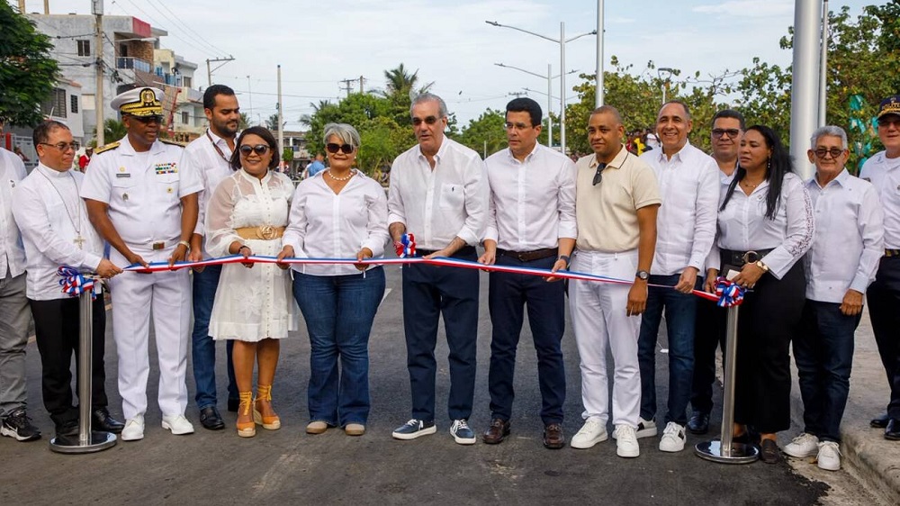 Presidente Abinader entrega la nueva playa El Faro en San Pedro de Macorís