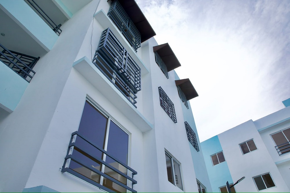 Presidente Abinader entrega 112 apartamentos en Boca Chica