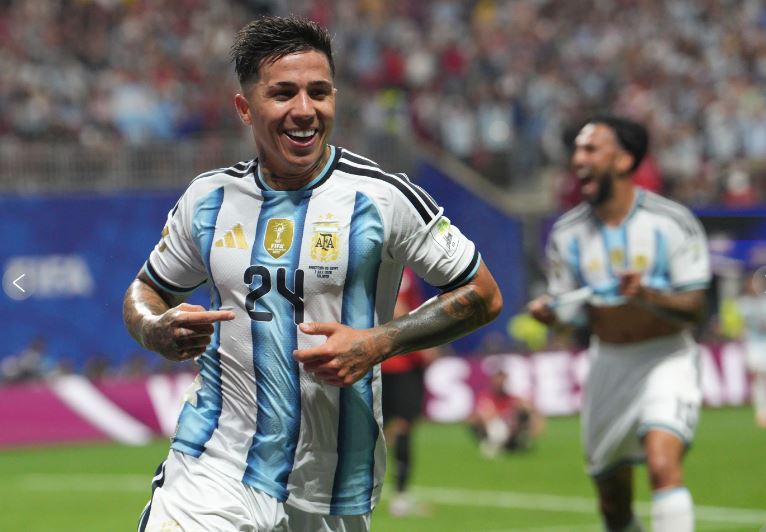 Messi y Argentina se levantan de la lona, vencen 3-2 a Egipto y avanzan a cuartos del Mundial