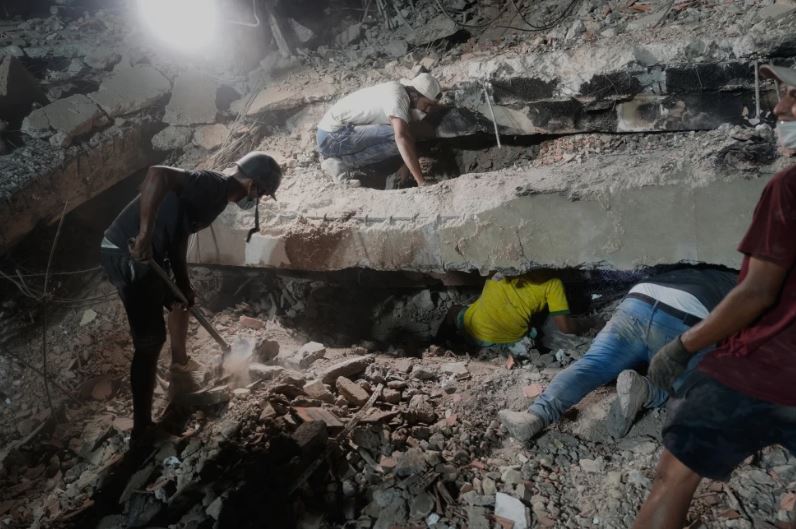 Remoción de escombros transcurre con precaución en Venezuela, mientras sube cifra de muertos a 4.333