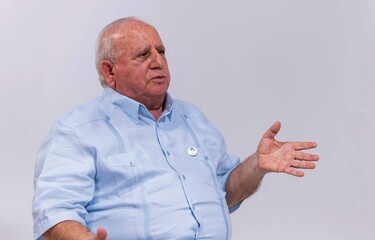 Fadul, cuestionado por sus títulos, prepara estudios sobre su método para el autismo