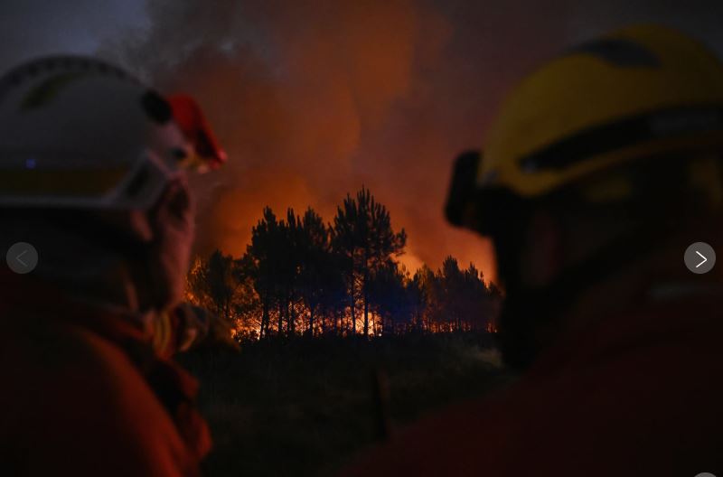 Francia lucha contra un megaincendio y tres bomberos mueren en Grecia