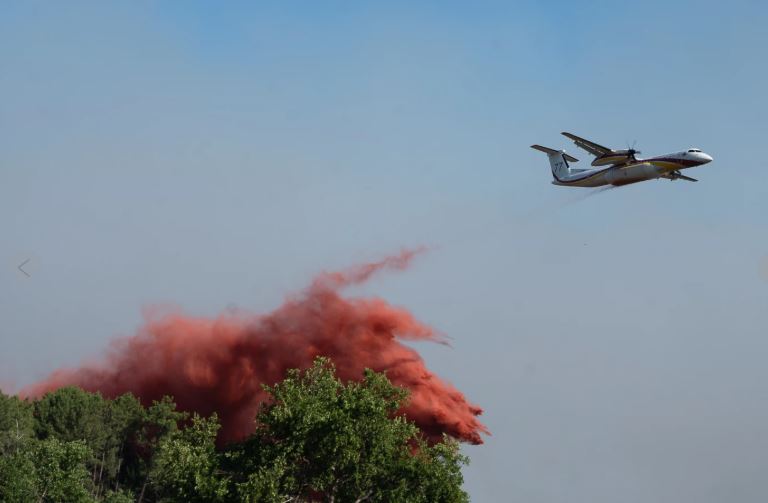 Más de 200.000 personas huyen de incendios forestales en Francia y España; algunas escapan en barco