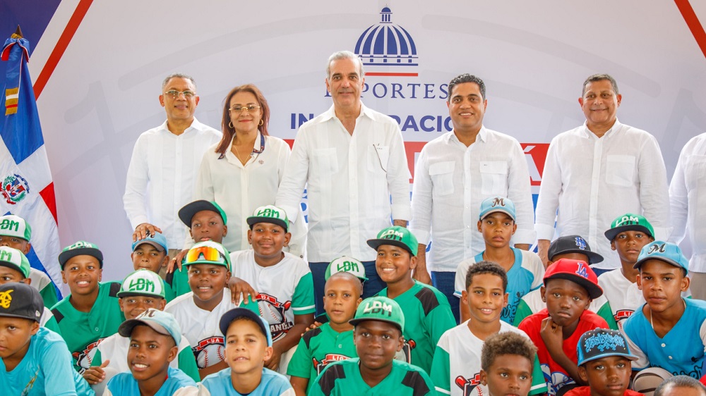 Presidente Abinader inaugura play en Samaná